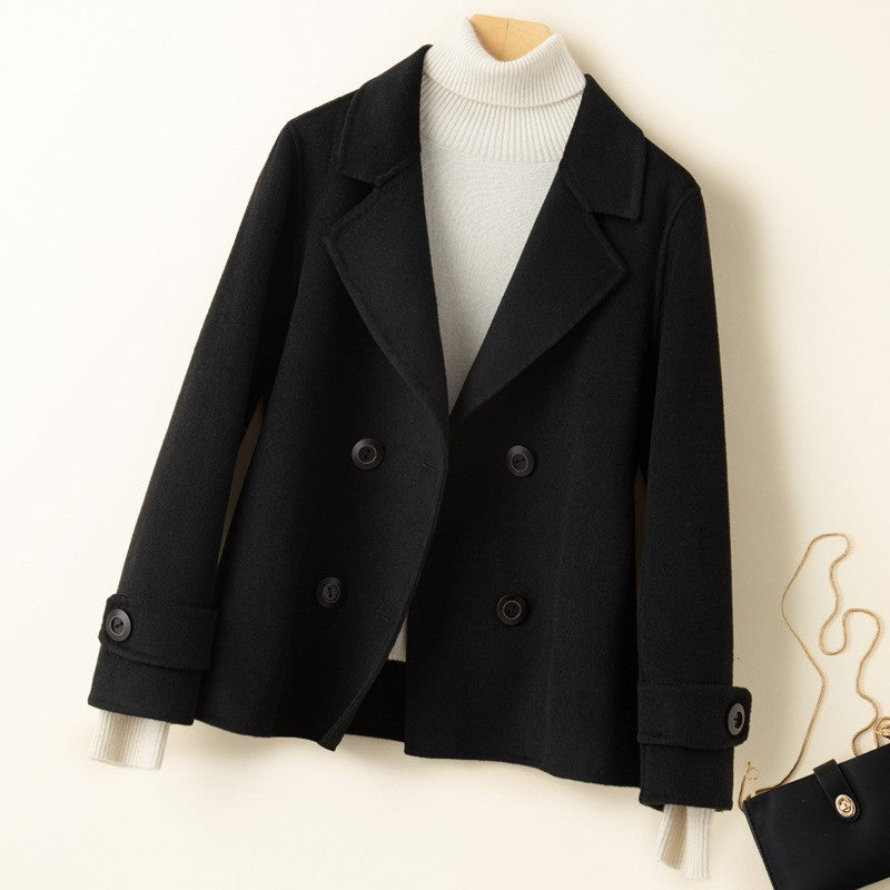 Veste droite en laine noire, coupe croisee, vue de face