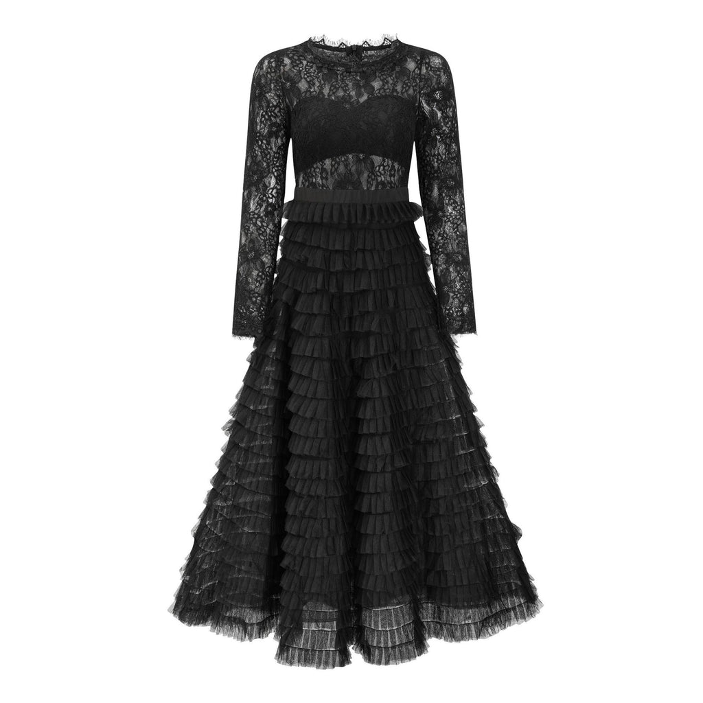 Robe longue en dentelle a volants, detail des volants etages