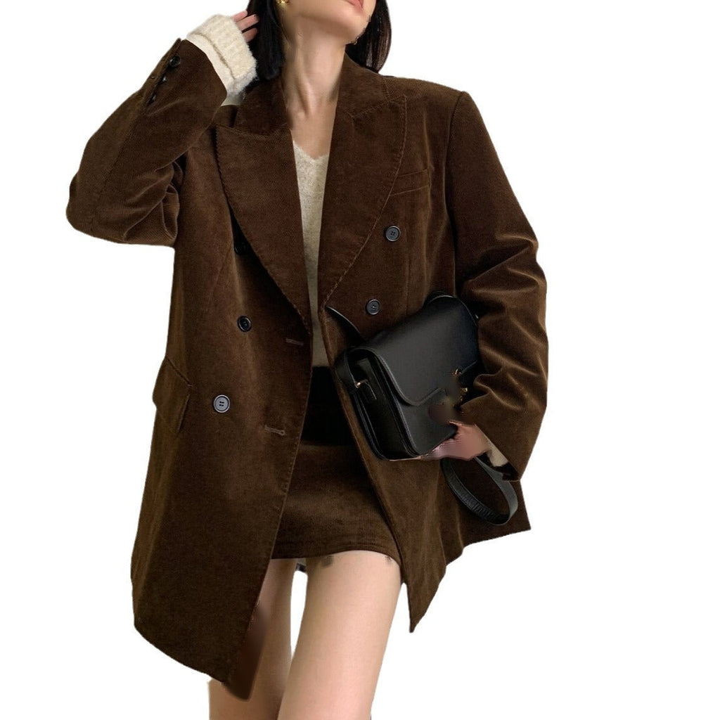Blazer croise en velours cotele brun, silhouette complete