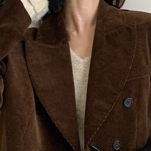 Blazer croisé en velours côtelé brun, détail du revers cranté