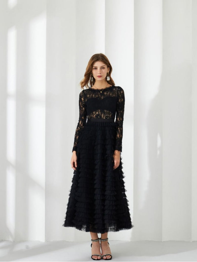 Robe longue en dentelle noire a volants portee, vue de face