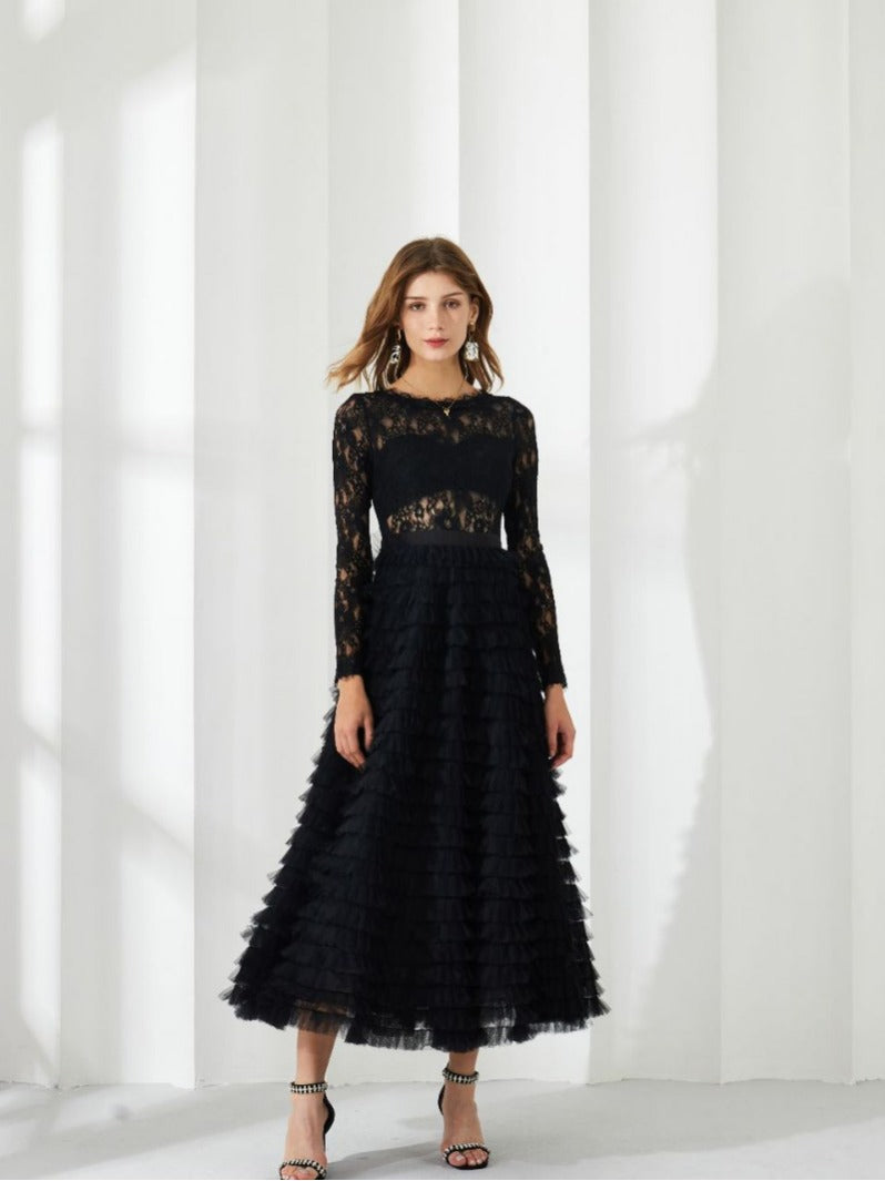 Robe longue en dentelle a volants, vue de trois quarts