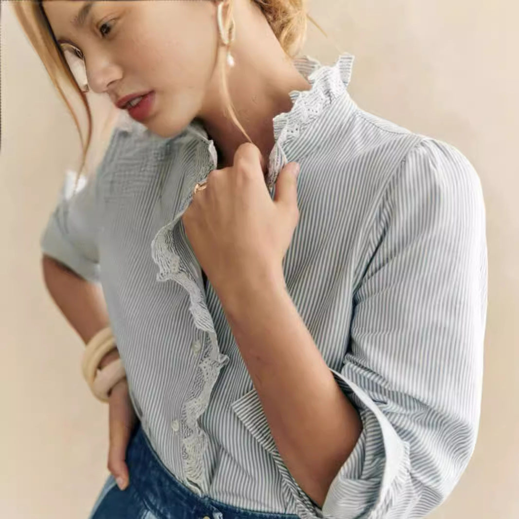 Chemise col montant en coton rayé bleu, détail du plastron brodé