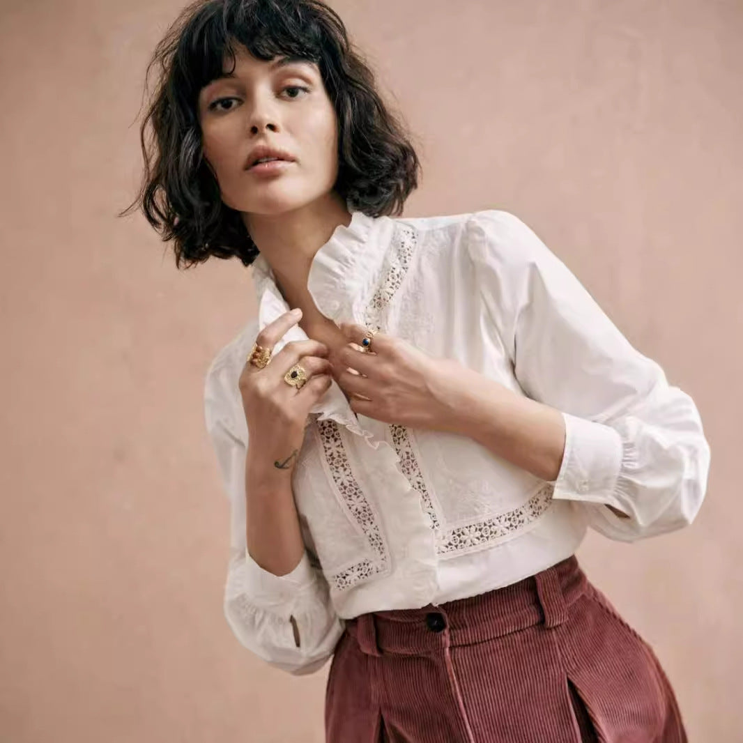 Chemise col montant en coton blanc brodé portée, vue de face