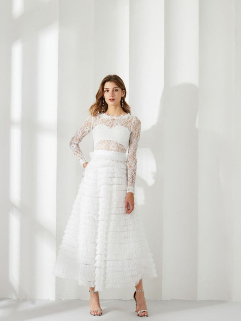Robe longue en dentelle a volants, detail du buste ajuste