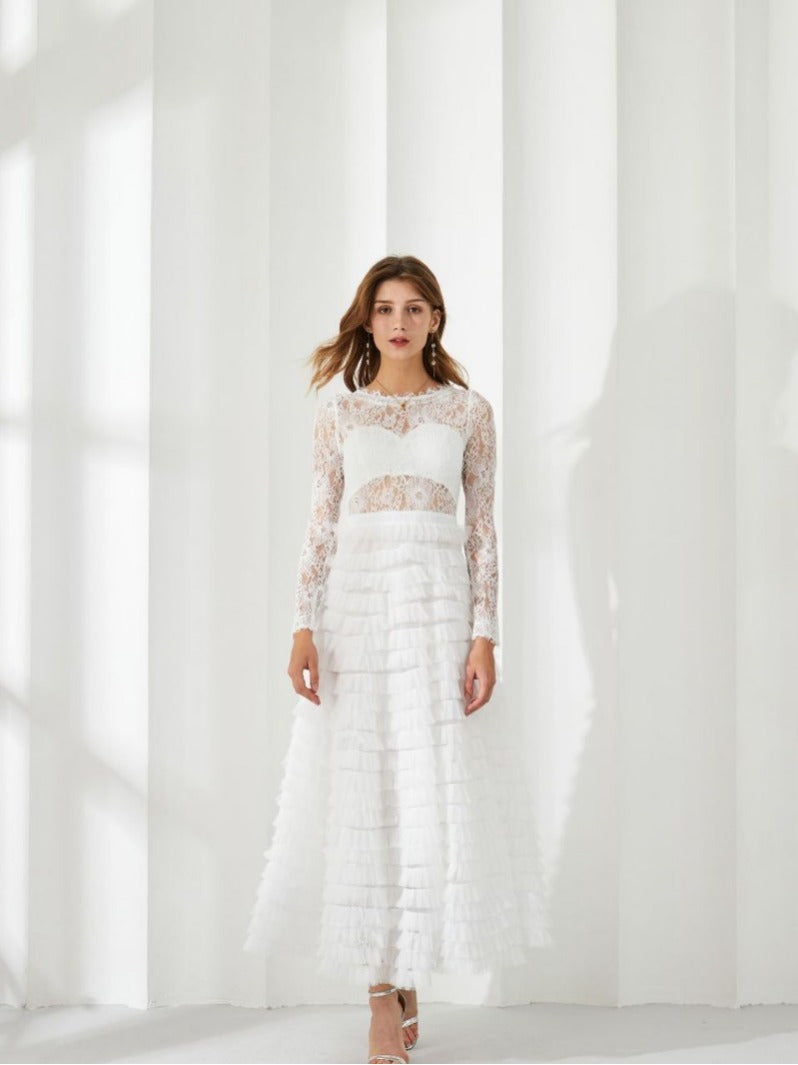 Robe longue en dentelle a volants, mouvement de la jupe