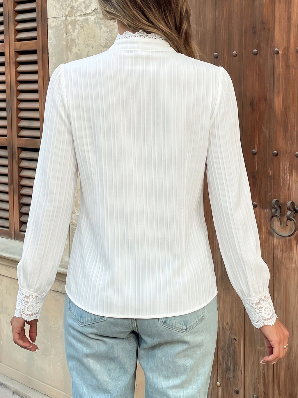 Chemise blanche en dentelle vue de dos, tissu rayé ton sur ton et poignets en dentelle