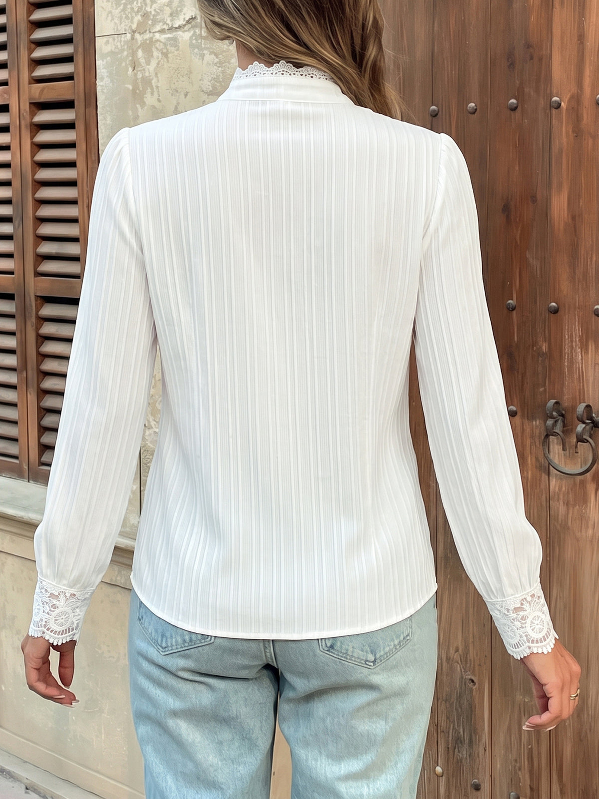Chemise blanche en dentelle vue de dos, tissu rayé ton sur ton et poignets en dentelle