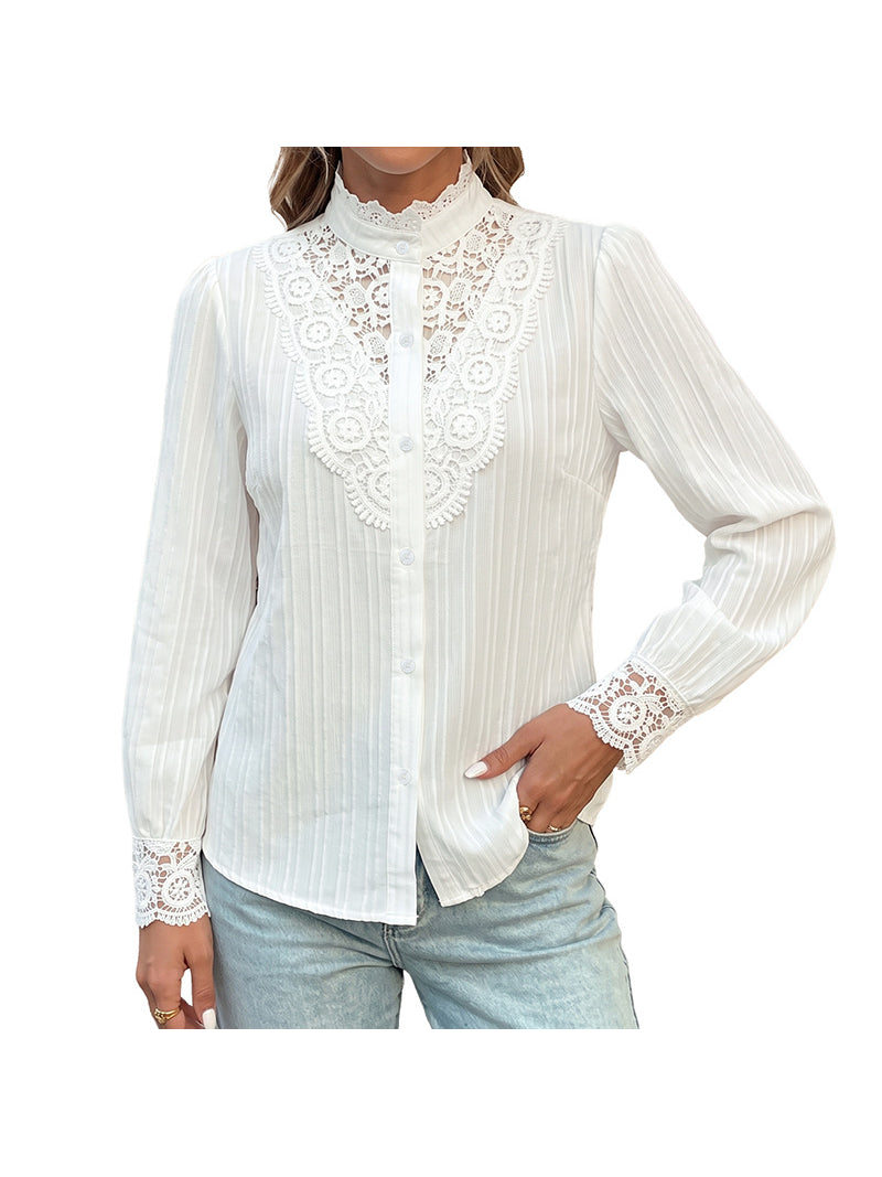 Chemise femme blanche à col montant et plastron en dentelle sur fond blanc