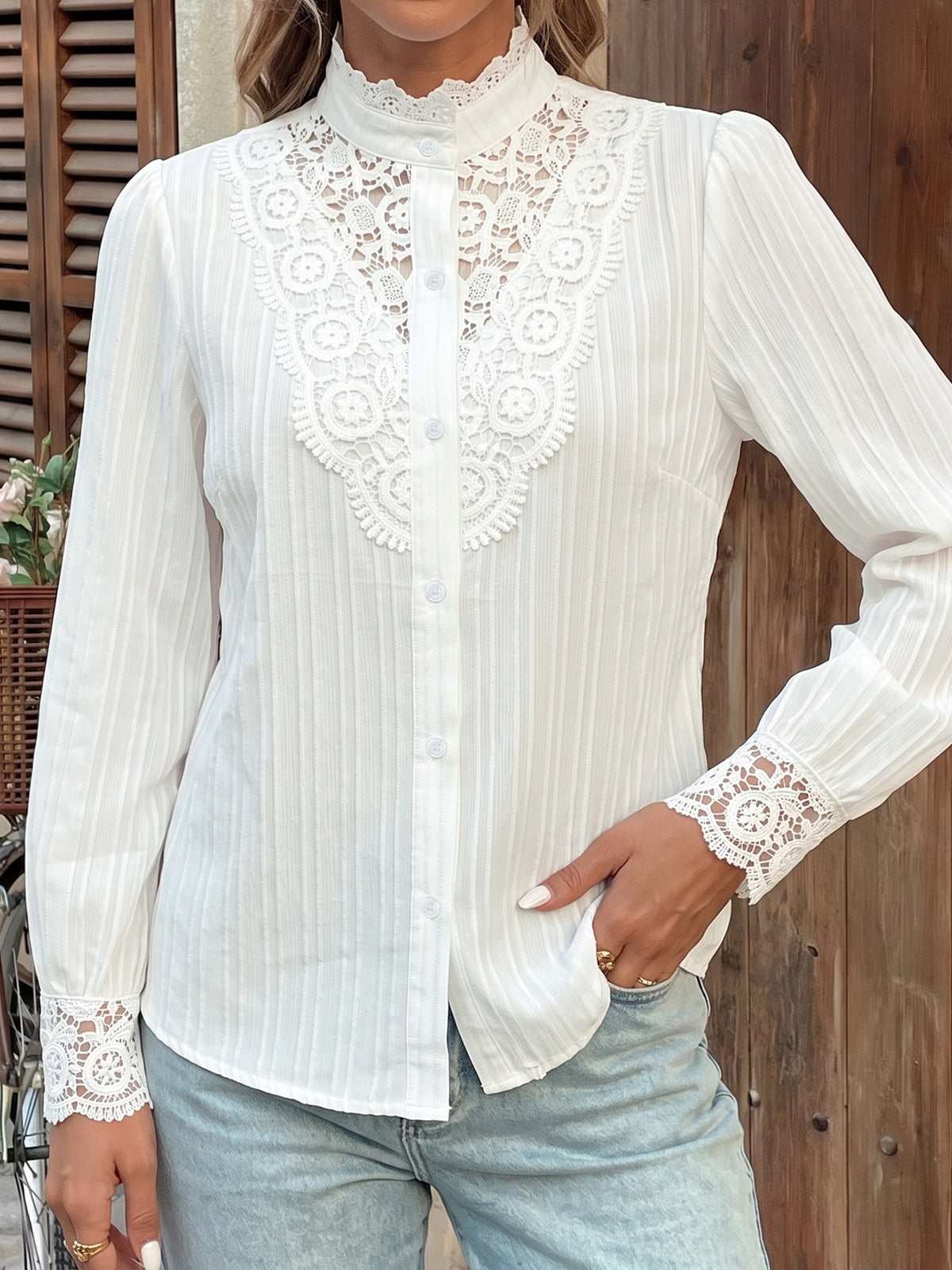 Chemise blanche en dentelle, plastron ajouré, boutons nacrés et poignets en dentelle
