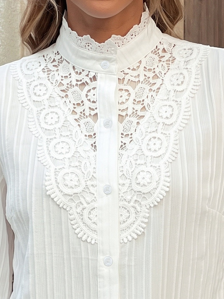 Détail du plastron en dentelle guipure et du col montant festonné