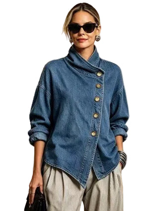 Chemise en jean femme à col montant drapé et boutonnage asymétrique, portée avec un pantalon large
