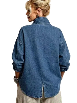 Dos de la chemise en jean femme : épaules tombantes, bas arrondi et fente au milieu du dos