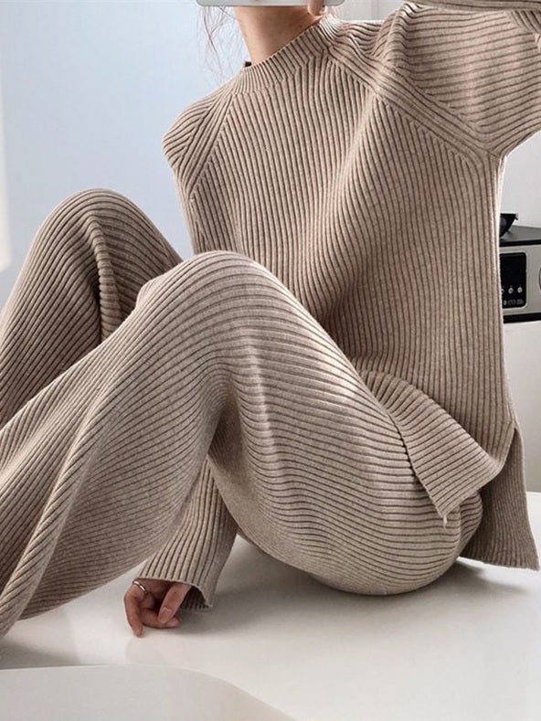 Ensemble en maille côtelée abricot porté assis, pull à fentes et pantalon large