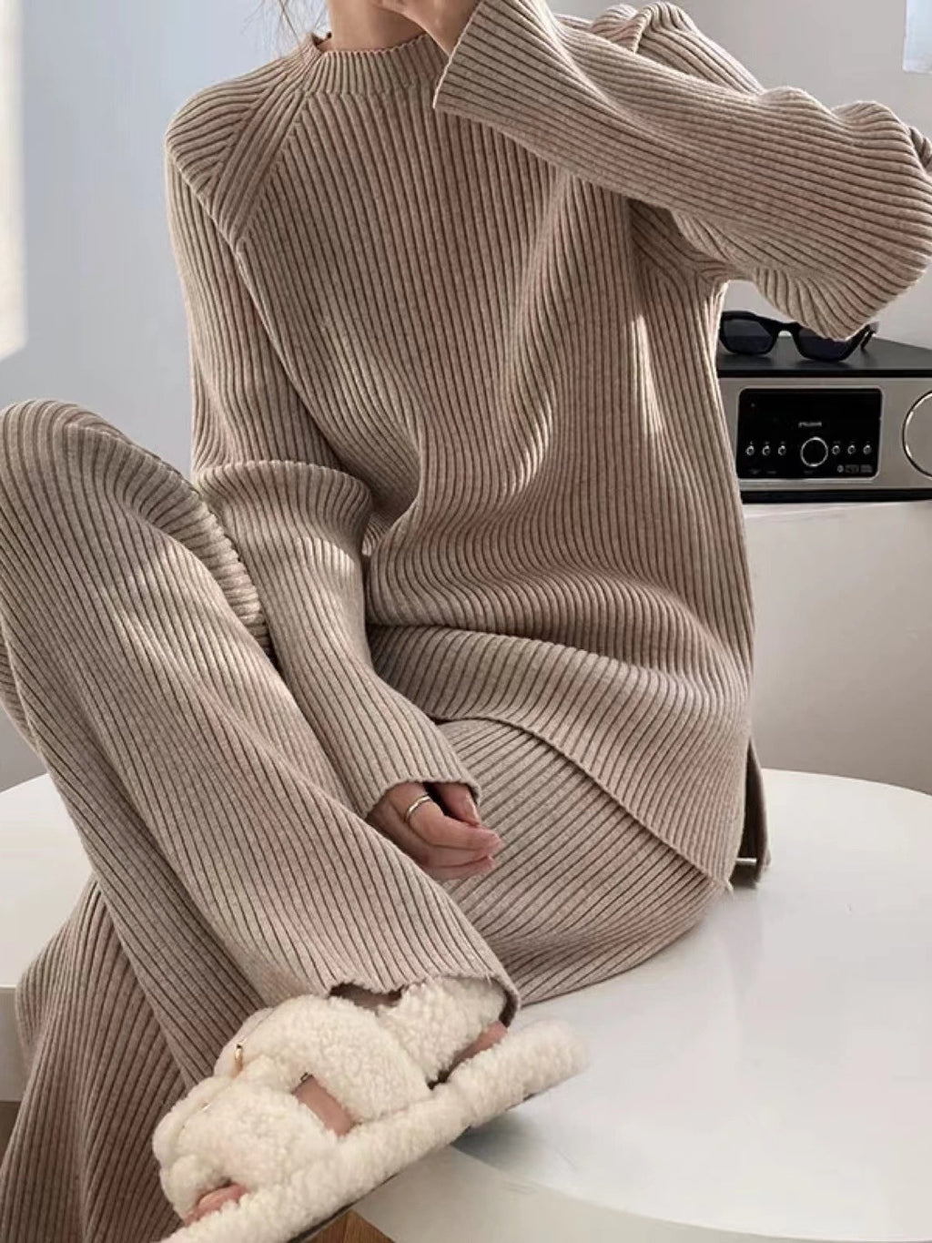 Ensemble femme en maille côtelée, pull fendu et pantalon large, coloris abricot