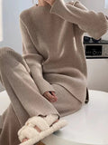 Ensemble femme en maille côtelée, pull fendu et pantalon large, coloris abricot