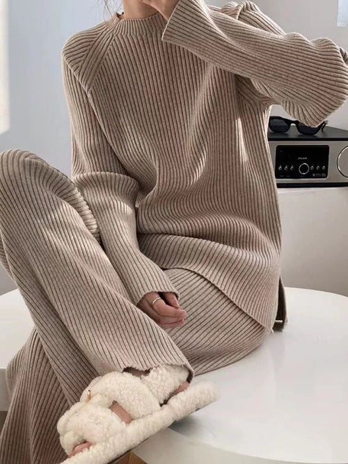 Ensemble femme en maille côtelée, pull fendu et pantalon large, coloris abricot