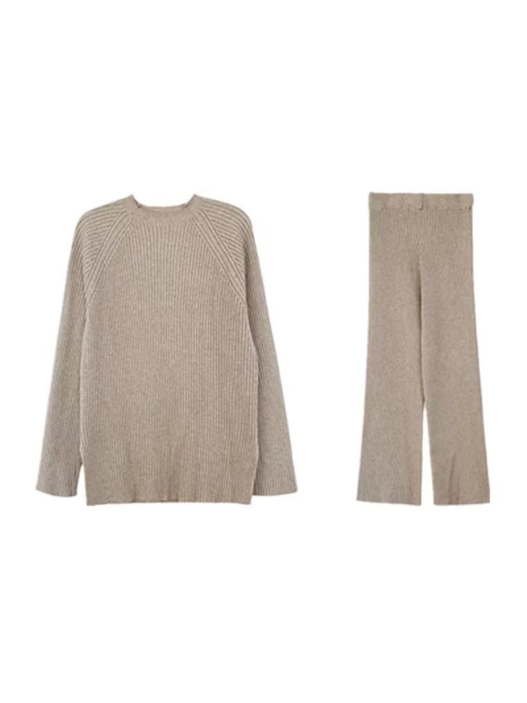 Les deux pièces de l'ensemble à plat : pull en maille côtelée et pantalon large, coloris abricot