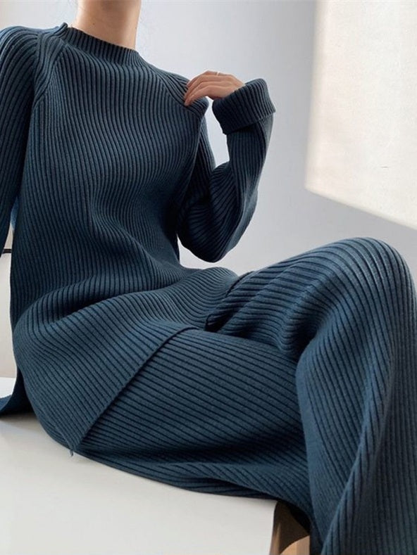 Ensemble femme en maille côtelée, coloris bleu marine