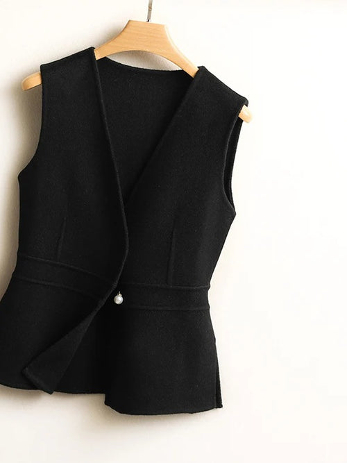 Gilet cache-cœur femme en laine à bouton perlé, coloris noir, fermé par un bouton perlé à la taille