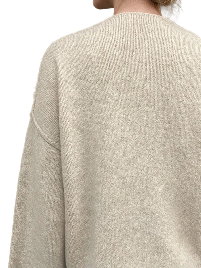 Dos du gilet oversize en maille avoine, épaules tombées et maille unie