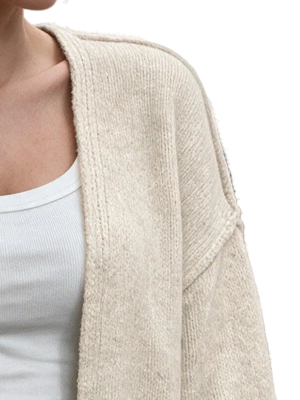 Détail du gilet en maille avoine : devant ouvert et couture d'épaule tombée