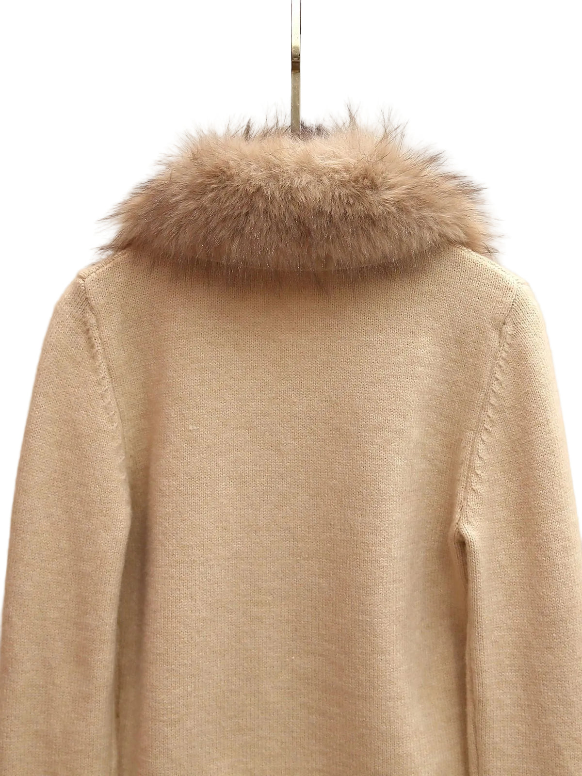 Col effet fourrure vu de dos, en gros plan, sur le gilet zippé beige