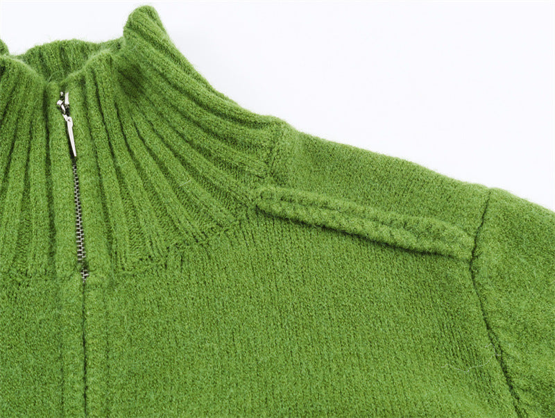 Détail du col montant côtelé et de la fermeture éclair du gilet zippé (coloris vert pomme)