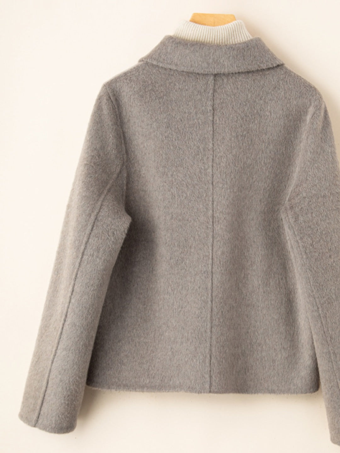 Dos du manteau court en laine double face, coloris gris
