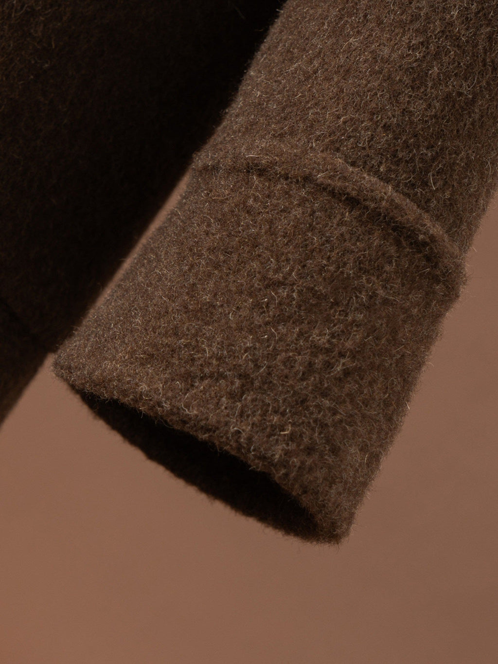 Manteau long en laine epaisse - detail de la maille et du tombe
