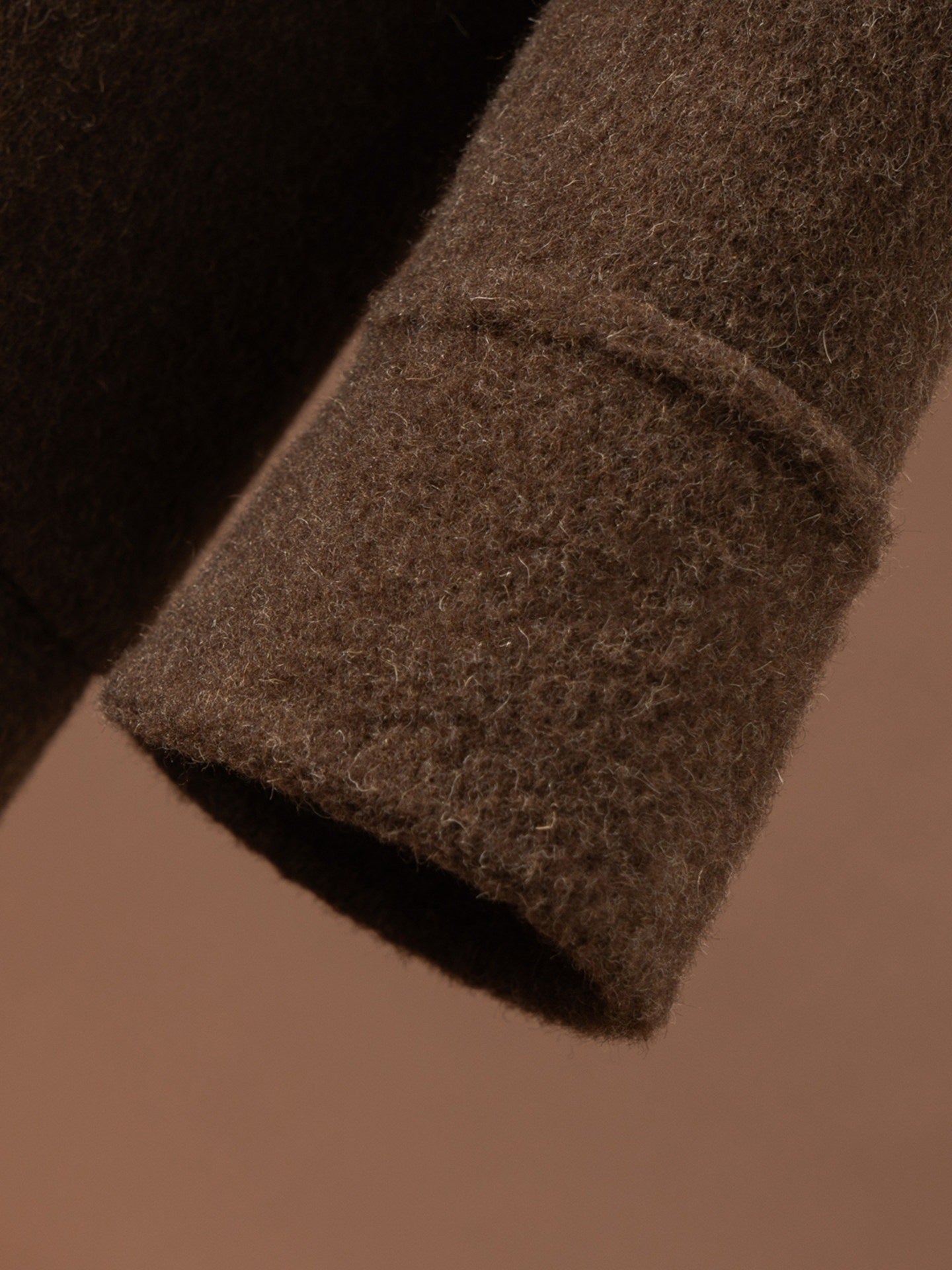 Manteau long en laine epaisse - detail de la maille et du tombe