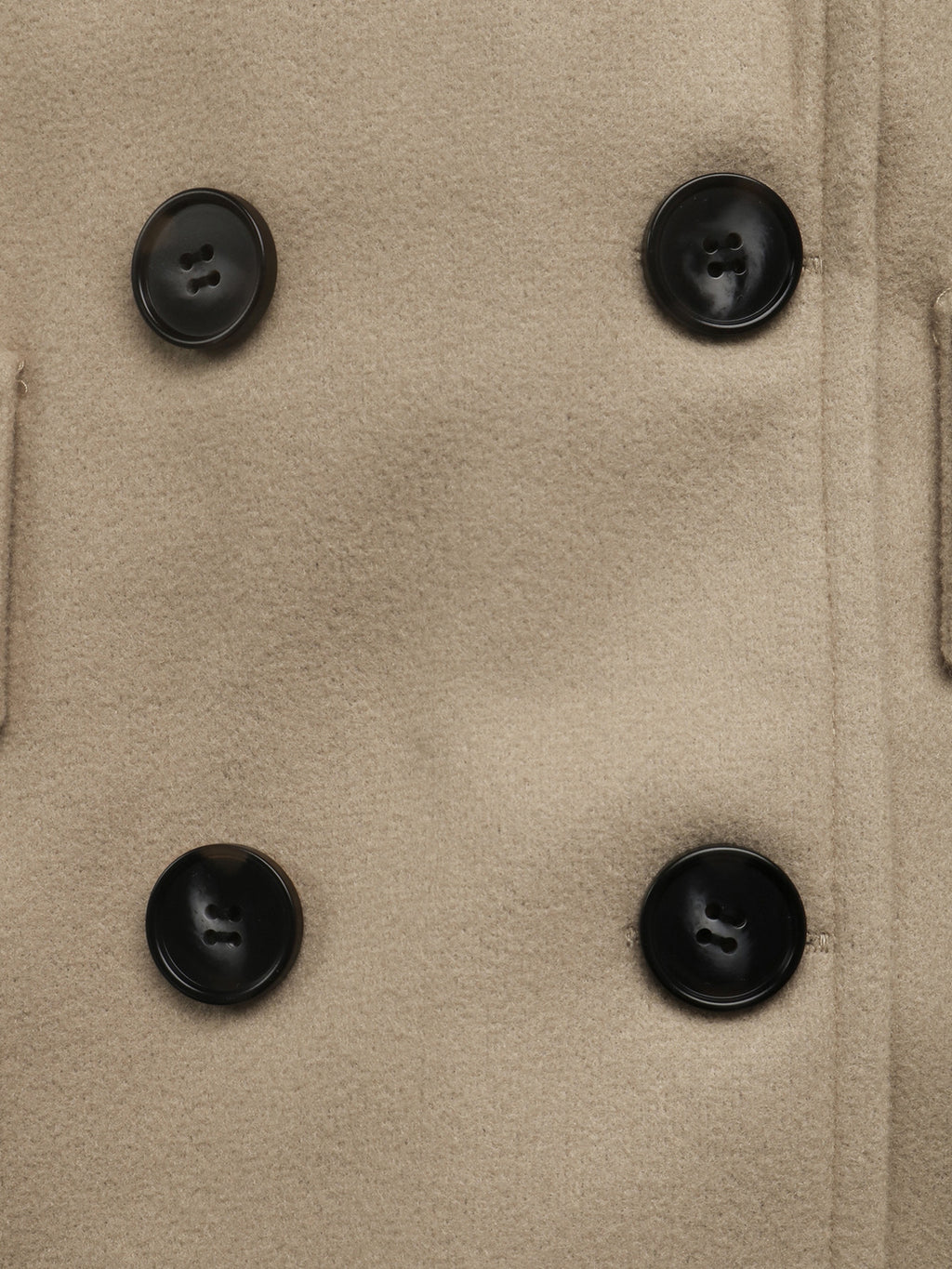 Détail du double boutonnage, boutons noirs à quatre trous