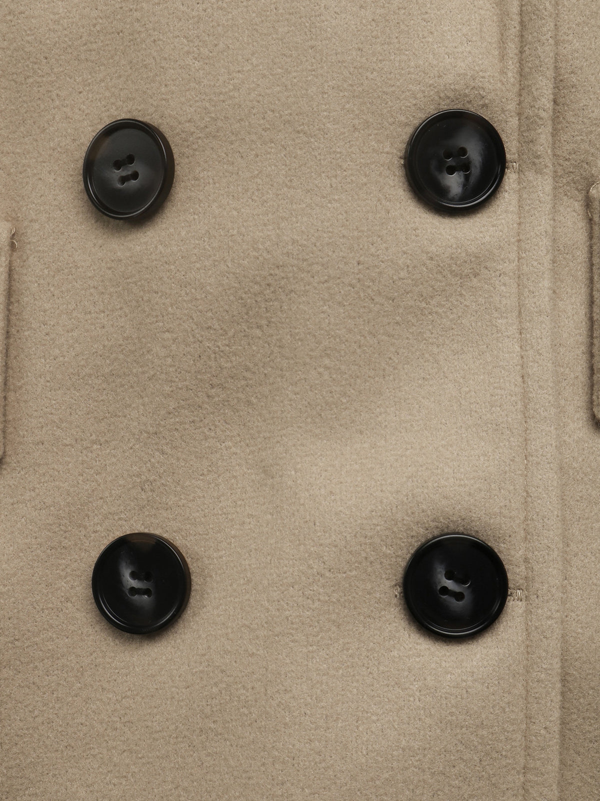 Détail du double boutonnage, boutons noirs à quatre trous
