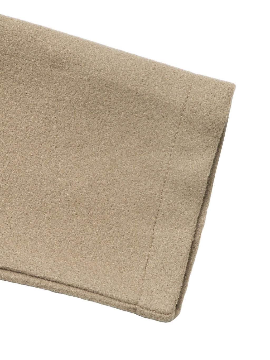 Détail de la manche et de sa surpiqûre, tissu doux au toucher