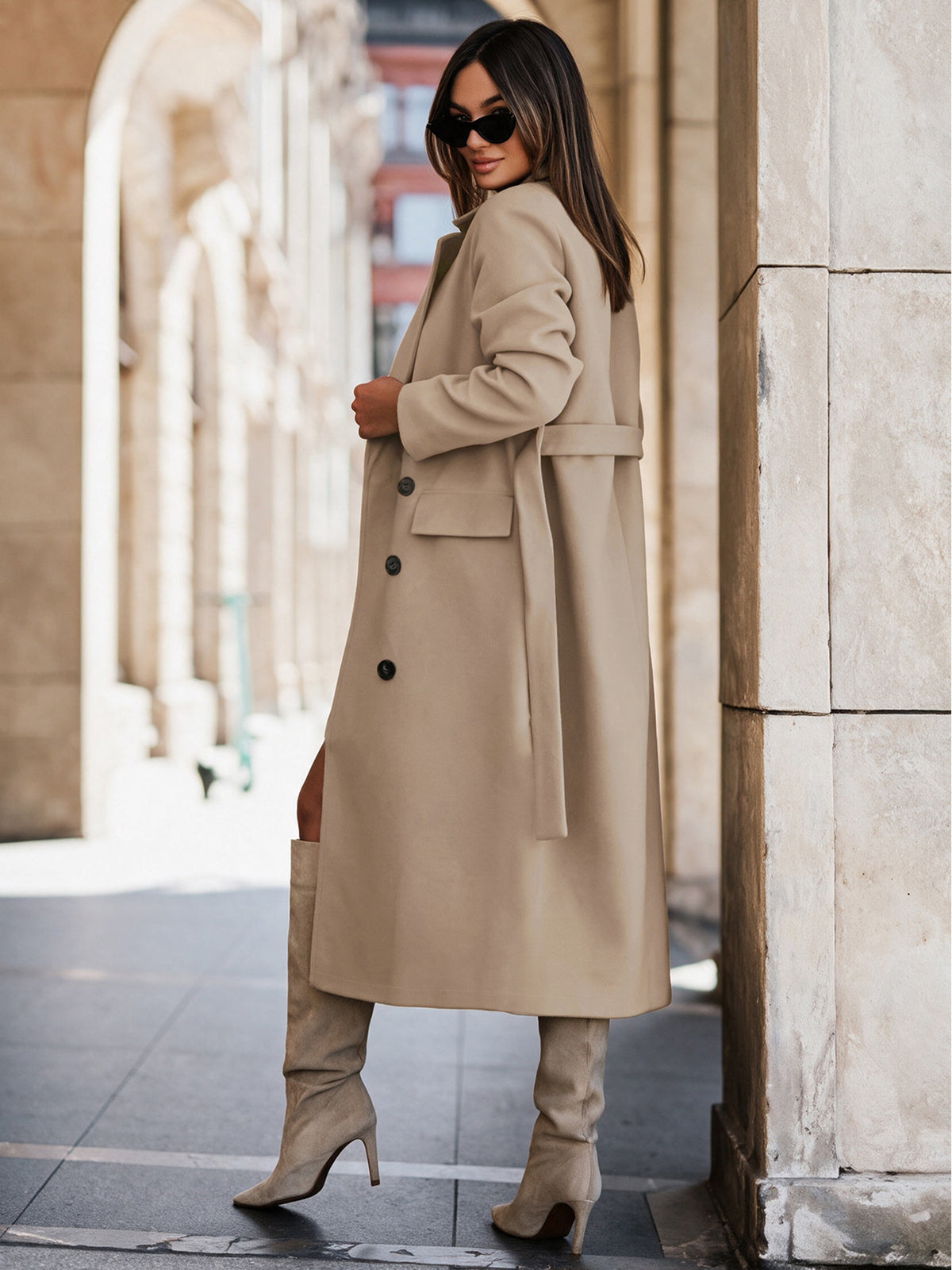 Manteau long femme beige sable vu de profil, ceinture nouée dans le dos
