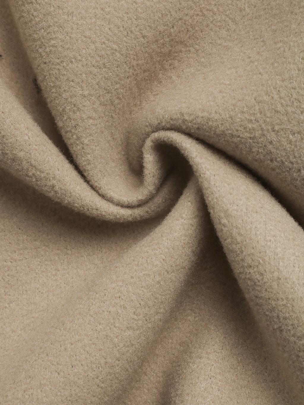 Gros plan du tissu du manteau, doux au toucher, aspect mat et feutré