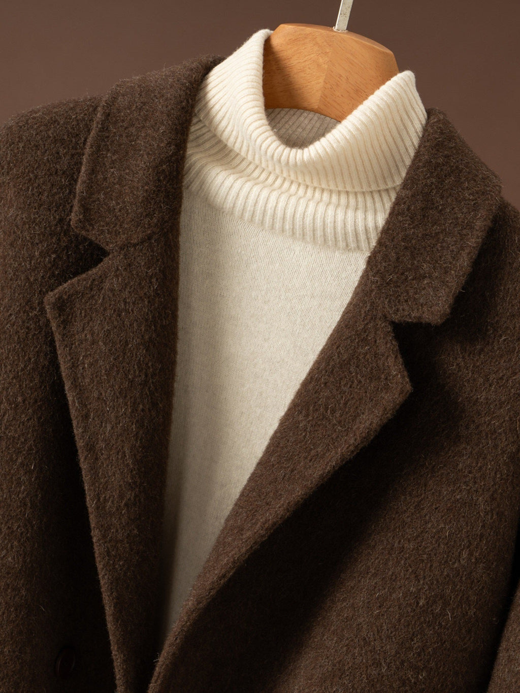 Manteau long en laine epaisse - detail du col et du revers crante