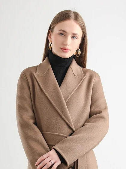 Manteau long femme en laine croisée à ceinture, coloris kaki, détail du col cranté et des revers