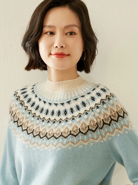Pull en cachemire à empiècement jacquard bleu pâle porté, gros plan sur l'empiècement et le col montant