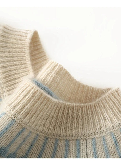 Détail du col rond côtelé, maille crème bordée du jacquard bleu pâle