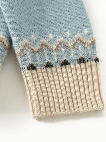 Détail des poignets côtelés crème sous le motif jacquard, coloris bleu pâle