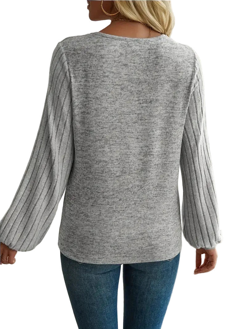 Pull col V gris chiné vu de dos, coupe droite longueur hanches
