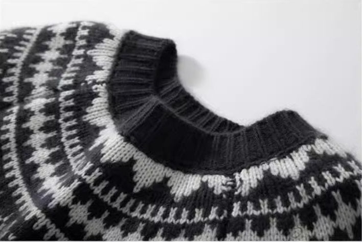 Gros plan du col rond côtelé et du motif jacquard tricoté (coloris gris carbone)