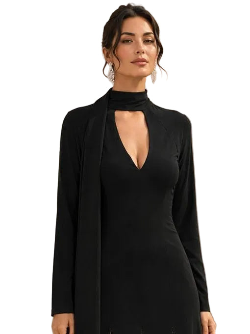 Gros plan du col montant à foulard et du décolleté goutte de la robe longue noire