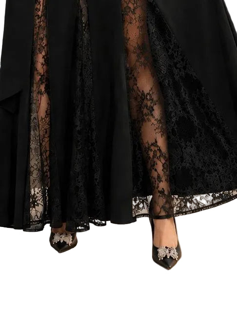 Gros plan des godets de dentelle florale de la robe longue noire