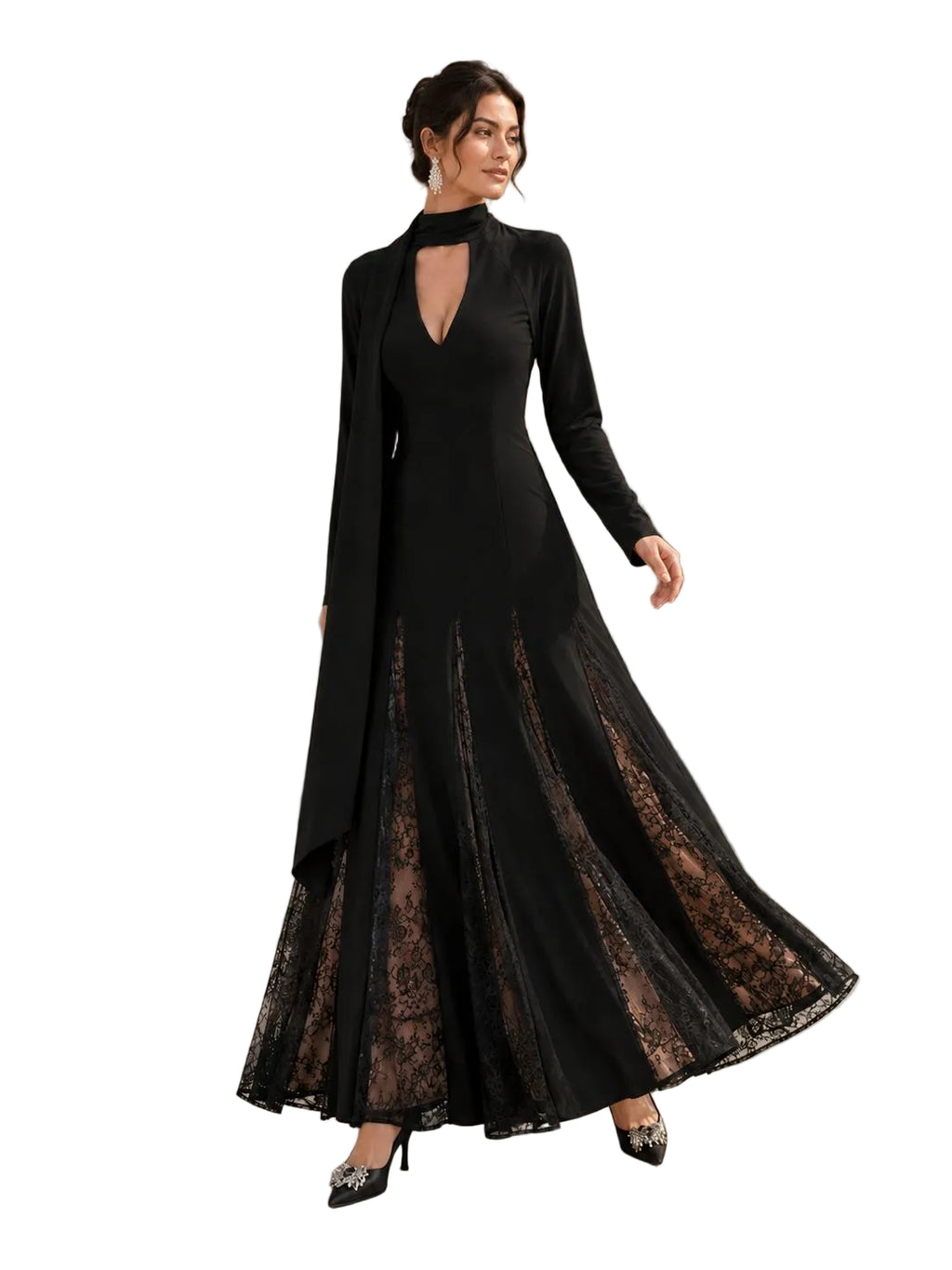 Robe longue noire femme en mouvement : le foulard flotte et les godets de dentelle s'évasent