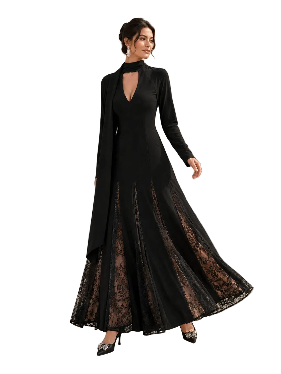 Robe longue noire femme en mouvement : le foulard flotte et les godets de dentelle s'évasent