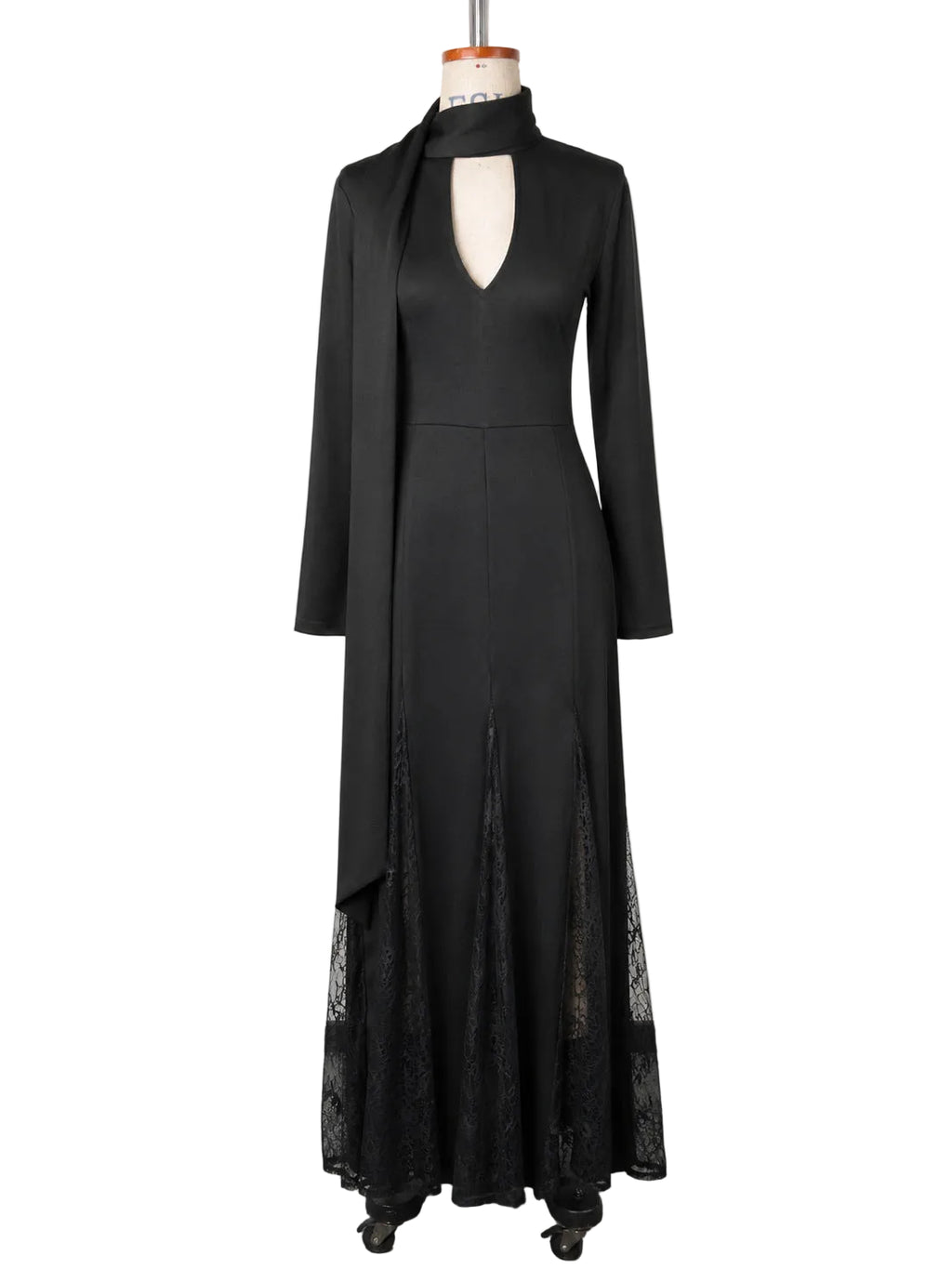 Robe longue noire à col foulard et dentelle présentée sur mannequin