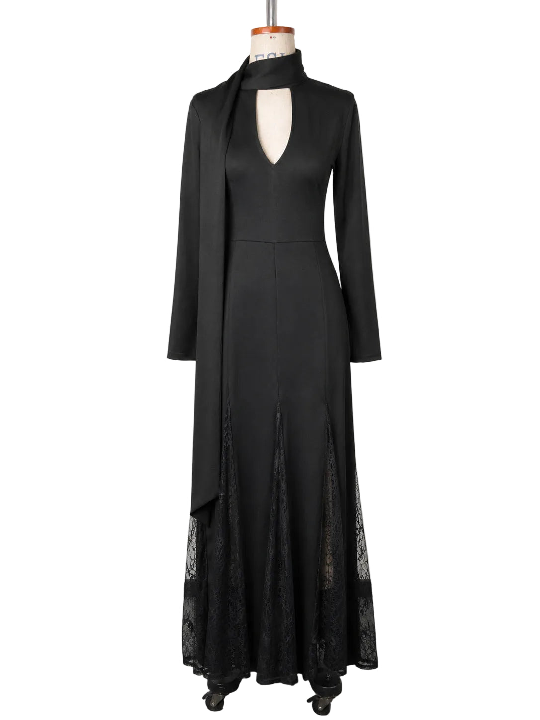Robe longue noire à col foulard et dentelle présentée sur mannequin