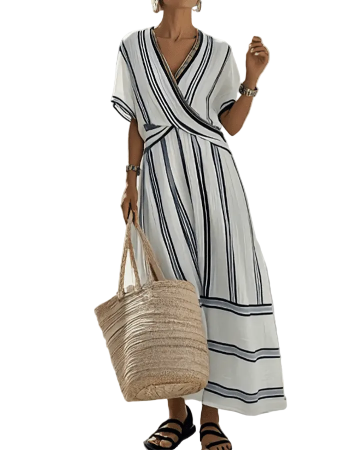 Robe longue rayée blanche, taille marquée et jupe fluide, vue de face
